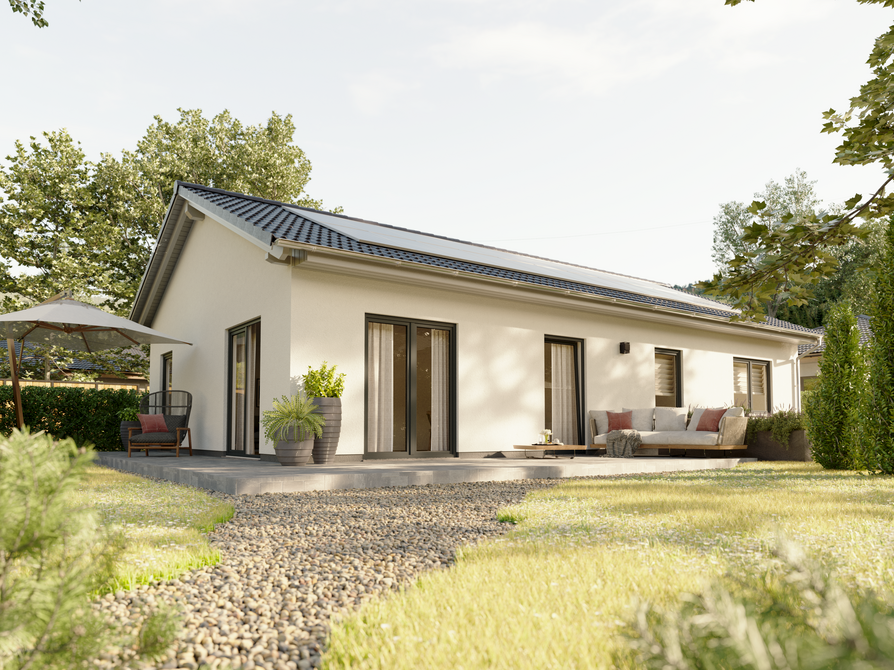 Bungalow 100 – Rückansicht mit Terrasse für entspannte Stunden im Grünen Gartenansicht des Bungalow 100 mit überdachter Terrasse, großen Fensterelementen und gemütlichem Sitzbereich inmitten gepflegter Natur.